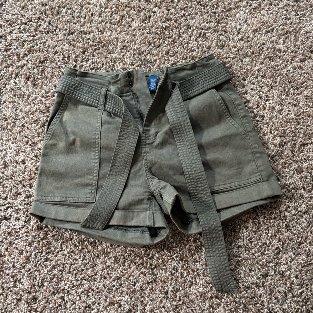 Cute green cargo-like shorts. Cute tie in front!